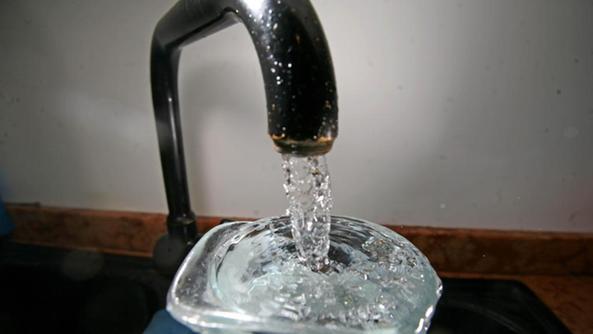 L'acqua che sgorga in 13 Comuni della Bassa è contaminata dai Pfas