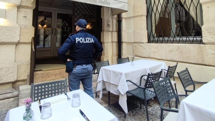La Polizia davanti al ristorante Maffei