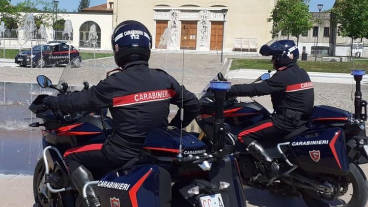 Controlli dei carabinieri in piazzale XXV Aprile