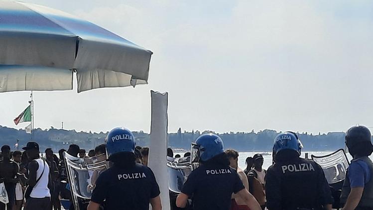 Polizia tra i bagnanti al lago