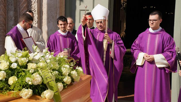 Il vescovo Domenico Pompili celebra in duomo i funerali del padre