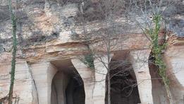 Cave scavate a mano  dagli scalpellini in località Vallecchia di Prun 