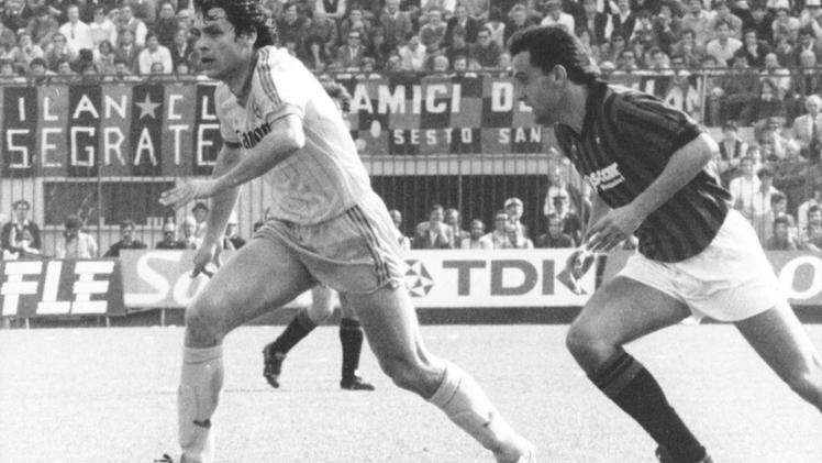 Antonio Di Gennaro con la maglia dell'Hellas impegnato contro il Milan
