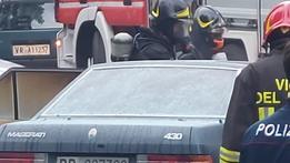 I vigili del fuoco con l'auto andata a fuoco in Borgo Trento