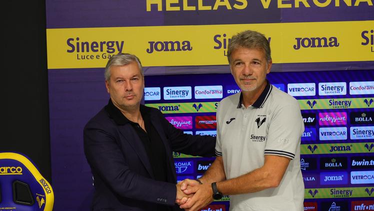 La stretta di mano tra il diesse Sogliano e il nuovo allenatore dell'Hellas Marco Baroni (FotoExpress)