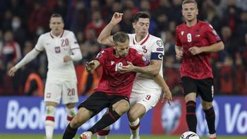 Duello Ylber Ramadani contrastato da Robert Lewandowski nella sfida tra Albania e Polonia