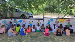 Il muro dipinto dai bambini nel parco di San Giovanni Ilarione (foto Dalli Cani)