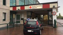 Carabinieri davanti al pronto soccorso dell'ospedale Fracastoro di San Bonifacio
