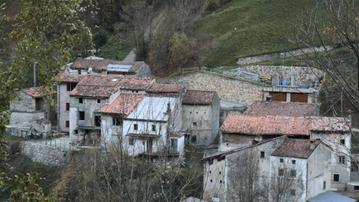 Lessinia. Immagine panoramica di archivio di case disabitate nel paese cimbro di Giazza nel comune di Selva di Progno