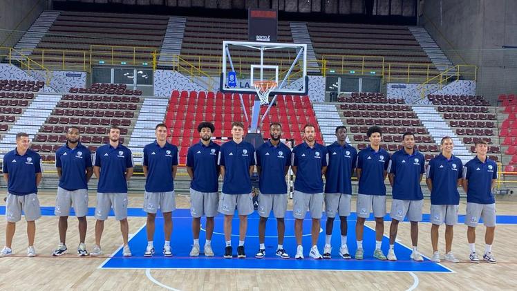 La squadra della Tezenis Scaligera Basket  al Palasport (Perlini)
