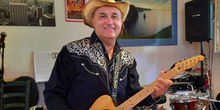 Damiano Vedovato L’ex primo cittadino ha ricavato una sala musica in un’ala della sua abitazione dove prova i brani country 