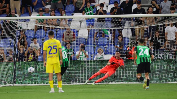 Sassuolo-Verona, il gol su rigore (fotoExpress)