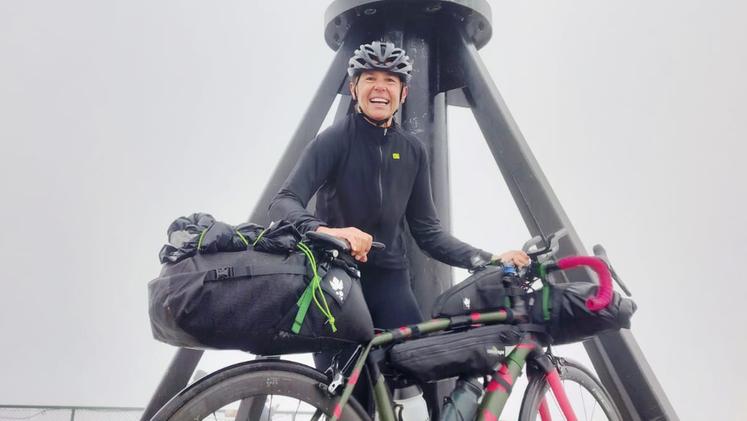 Mariella Bighelli a Capo Nord con la sua bicicletta