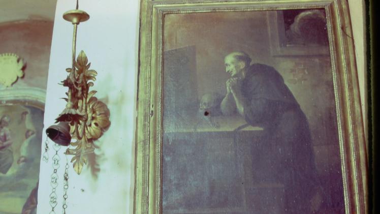 Il mistero del quadro conservato nella chiesetta di San Bovo. L’assenza scoperta per caso guardando vecchie diapositive