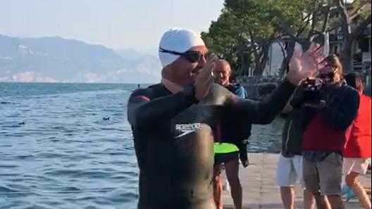 Marco Fratini sta tentando di realizzare l’intero periplo del lago di Garda  a nuoto