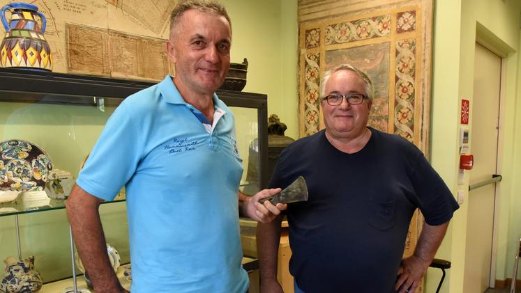 Bozza consegna l’ascia a Rigodanzo, curatore del museo DIENNE