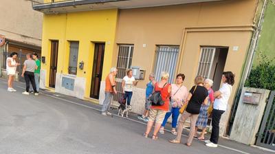 Pazienti in attesa davanti all'ambulatorio di Tregnago (foto Pecora)