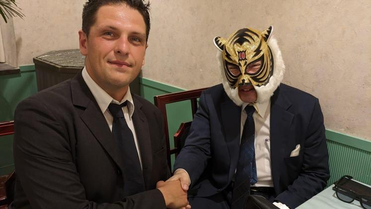 L’arbitro bovolonese Jhonny Puttini con il grande lottatore Tiger Mask a Tokyo