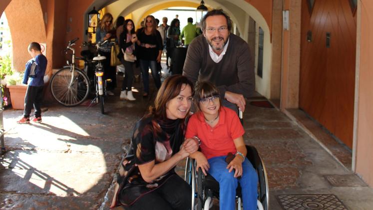 Beatrice con il papà Matteo e Martina Gasparini di «Sorriso solidale»