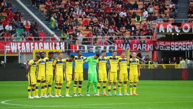 I giocatori del Verona durante il minuto di silenzio a San Siro