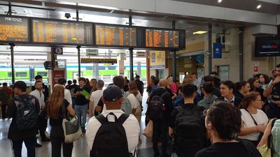 Caos di passeggeri in attesa alla stazione ferroviaria