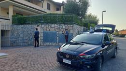 I carabinieri di Lazise davanti alla villetta del tentato furto