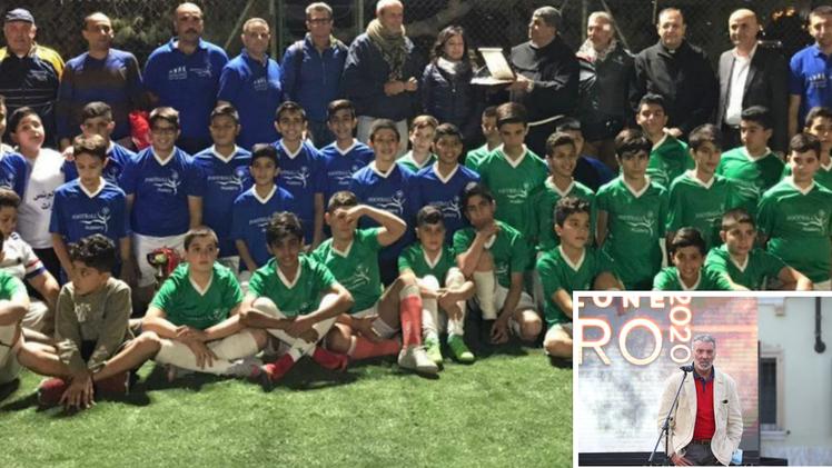 I ragazzini palestinesi con i promotori veronesi della scuola calcio e padre Ibrahim Faltas e in basso Gigi Sacchetti