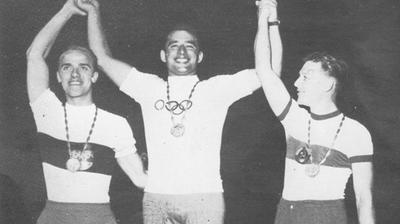 Sante Gaiardoni, al centro, festeggia una delle vittorie alle Olimpiadi di Roma
