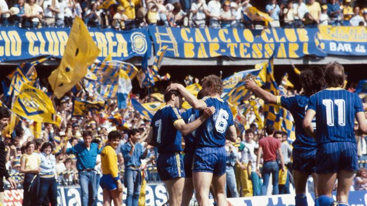 Scudetto 1984/85:Verona-Avellino 4-2 del 19/05/85 Nella foto i giocatori del Verona esultano dopo una rete 
