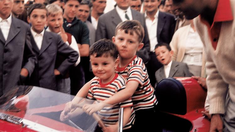 Festa a Boscochiesanuova nel 1958: i bambini aspettano il loro turno per  salire sulla Osca 1500 del vincitore, il veronese Giulio Cabianca