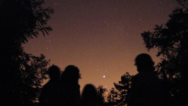 Un gruppo di ragazzi sulle Torricelle per guardare le stelle la notte di San Lorenzo   