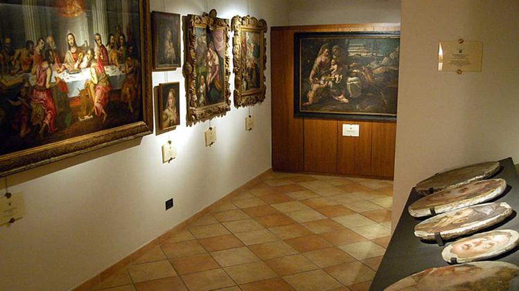 L’interno del museo canonicale in cui sono conservate opere antichissime   