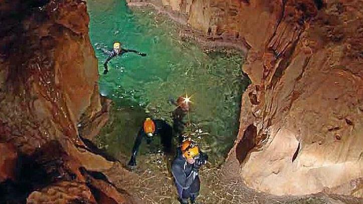 Una fase delle esercitazioni degli astronauti in grotta in Sardegna