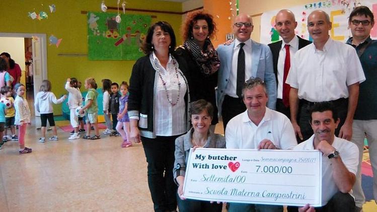 Il gruppo di macellai consegna un contributo di settemila euro alla  materna Campostrini  FOTO PECORA