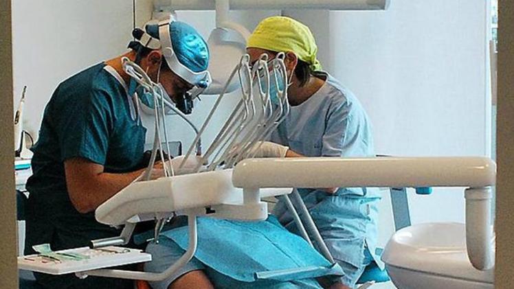 Un dentista durante un intervento