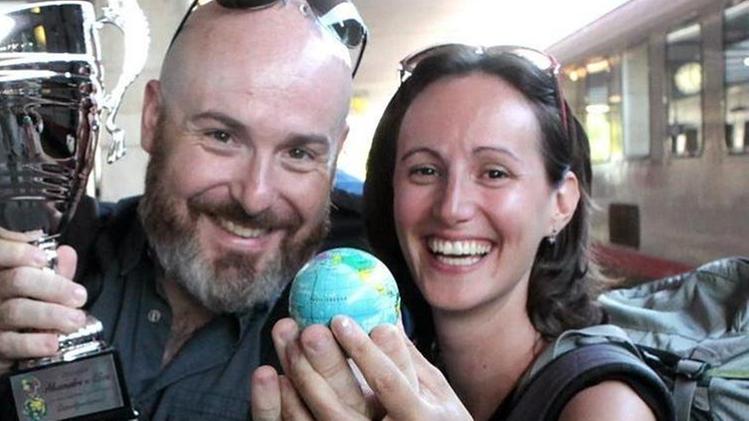 Elisa Bocca e Alessandro Gloder con la coppa ricevuta per aver fatto il giro del mondo «Con i piedi per terra»