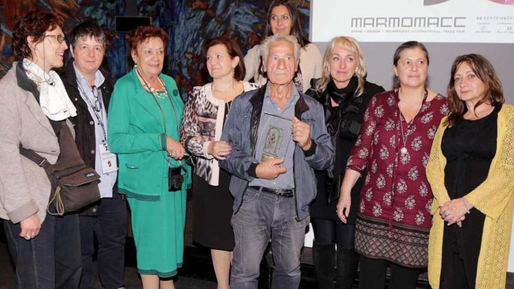 Lo scultore Pinuccio Sciola riceve Il premio 2015 Donne del marmo