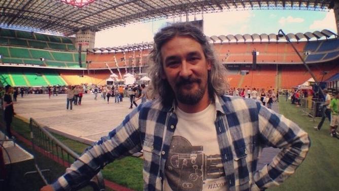 Il regista Cristian Biondani a San Siro prima di un concerto