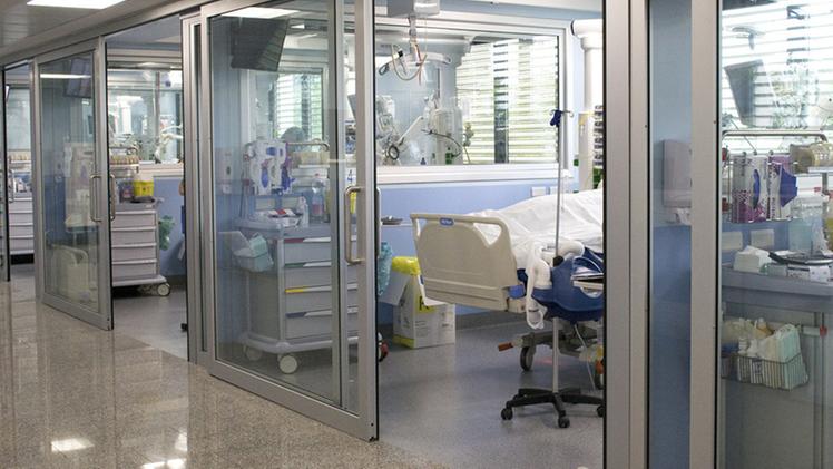 La dotazione tecnologica all’interno di uno dei «box» della terapia intensivaLa disposizione dei posti letto nel reparto di terapia intentiva della Pederzoli FOTOSERVIZIO AMATO
