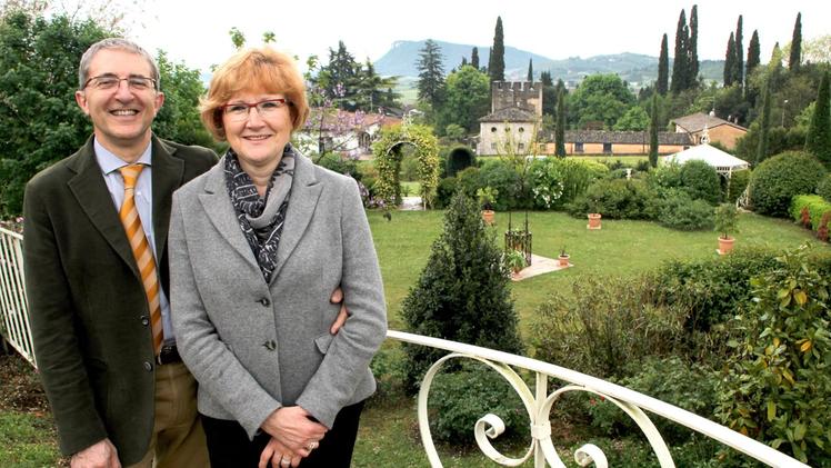 Domenico Biasi e la moglie Cecilia Residori nel giardino della loro casa a Caprino