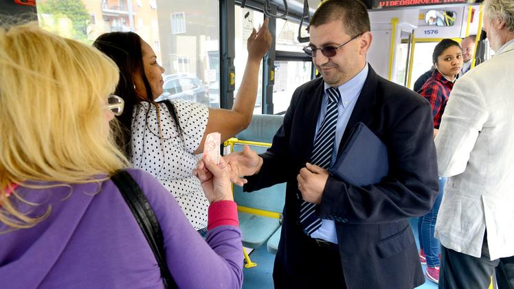 Autisti nel ruolo di bigliettai e controllori. E un numero maggiore di verificatori sui bus. È la ricetta dell’Atv contro i portoghesi FOTO MARCHIORI