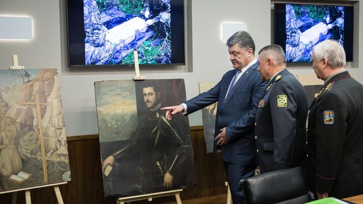 Il premier ucraino Poroshenko con i quadri rubati