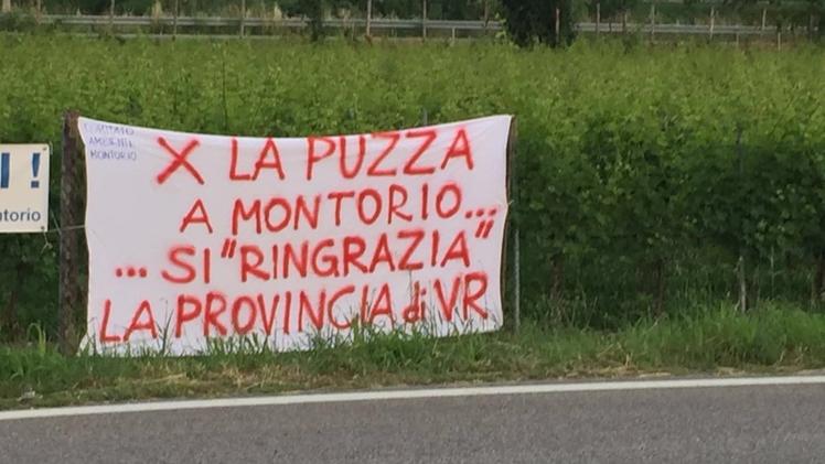 Antonio PastorelloUn cartello di protesta esposto da alcuni abitanti di Montorio