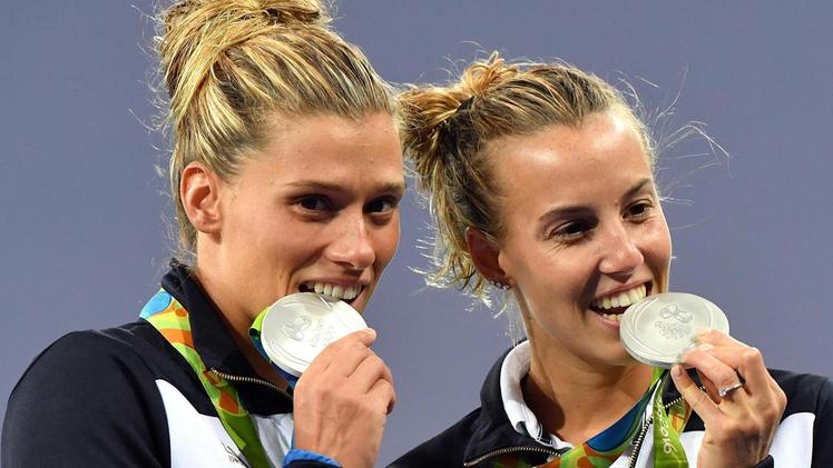 Francesca Dallapè e Tania Cagnotto sorridono sul podio dopo aver conquistato l’argento