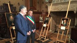 Il presidente ucraino Poroshenko osserva i quadri con il sindaco Tosi a Kiev all’inizio di giugno