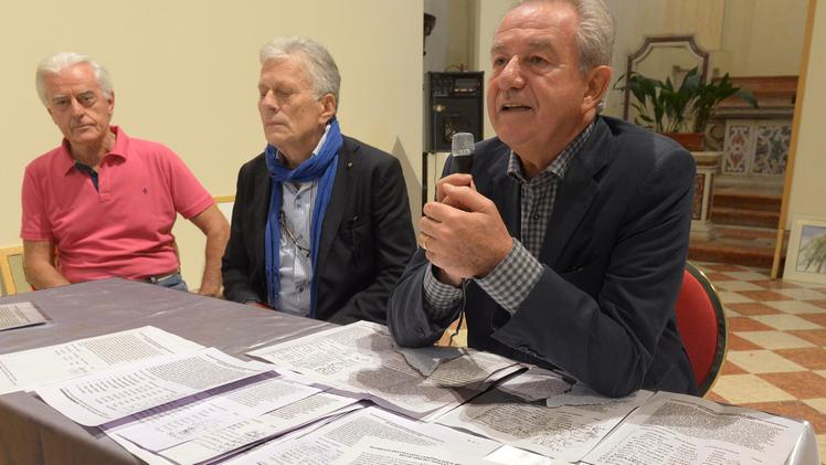 Alfredo Meocci e Gianni Lollis con le firme raccolte FOTO MARCHIORI