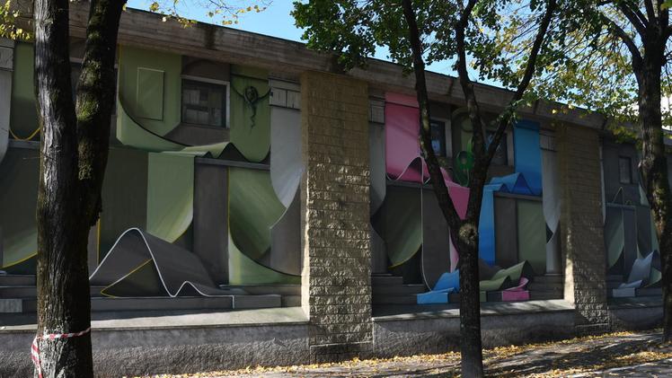 Il murales realizzato da Dado si integra con i colori del paesaggio FOTO PECORA