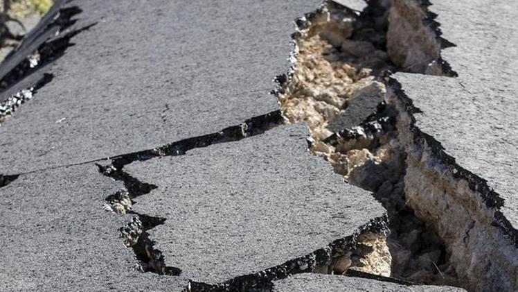 L’effetto devastante di un terremoto: una strada squarciata a Castelluccio di Norcia il 30 ottobre scorso
