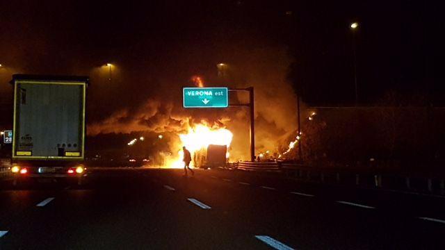L'incendio del bus ungherese (foto Lanfranco Fossà)