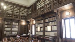 Gli interni della Biblioteca Capitolare, che custodisce 1.200 manoscritti 
